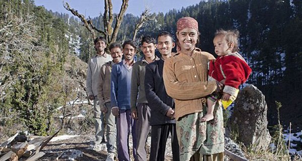 Cuộc sống của người phụ nữ kết hôn với 5 anh em ruột, mỗi đêm qua lại với 1 người ‘cho công bằng’