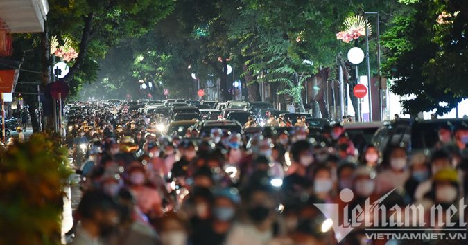 Hà Nội thêm ca cộng đồng, lo trả giá đắt vì ‘biển người’ đêm Trung thu