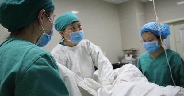 Sản phụ đợi thai 43 tuần cứng cáp mới si.nh m.ổ, cả phòng sinh nồng mùi khó chịu