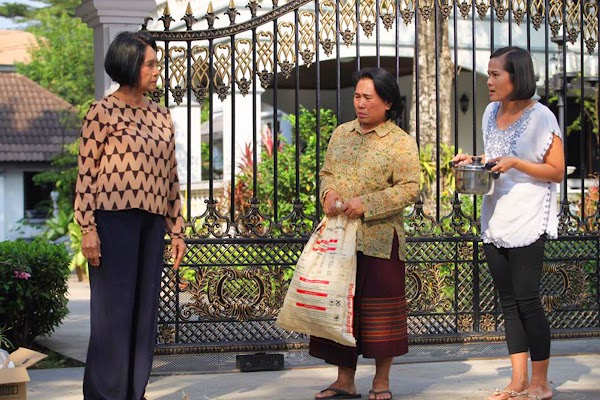 Mẹ đẻ nhếch nhác xách 5 con gà lên mừng tân gia, em ngượng để bà ăn cơm dưới bếp