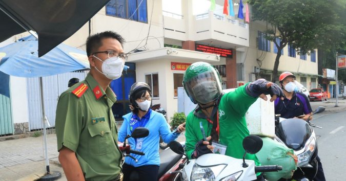 Shipper TP.HCM được hoạt động 5h – 21h30: ‘Mừng lắm, kiếm thêm tiền đóng trọ nuôi vợ con’