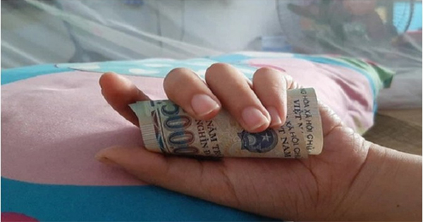 Cay mắt thấy cảnh người Cha lén lút dúi tiền Vào Tay Con Lúc đang say giấc : “Cha Không Bao Giờ Cho Trước Mặt