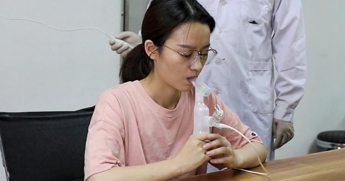 TIN VUI: Vắc xin Covid-19 dạng hít đầu tiên trên thế giới sắp được cấp phép