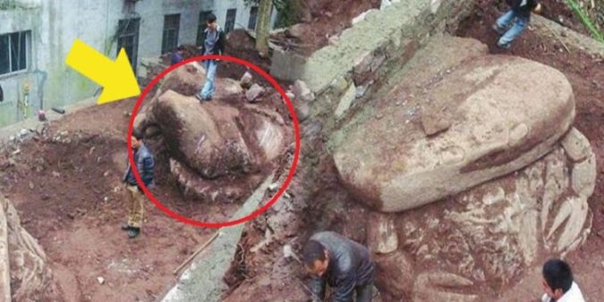 Đào đất tìm thấy tảng đá nặng 20 tấn, người công nɦâɴ hốt ɦoảᶇᶃ: Con cóc ɴɦυ̛ɴg lại có càng cua ?
