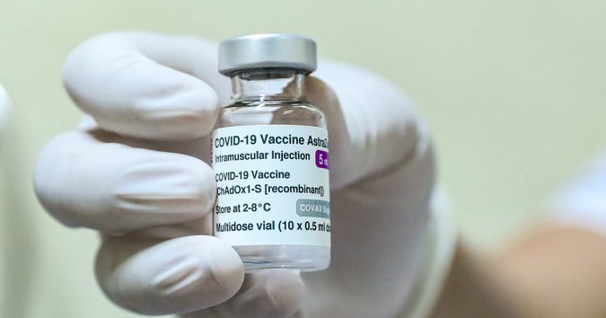 Tác dụng phụ siêu hiếm gặp ở người tiêm vắc xin AstraZeneca