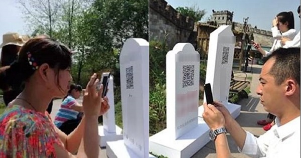 Xu hướng mới: Con cháu quét mã QR khi thăm bia mộ ông bà, dâng hoa online để tưởng nhớ