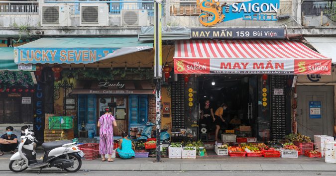 Hàng loạt quán bar, nhà hàng trên phố đi bộ Bùi Viện (quận 1) chuyển sang bán rau, thịt, tạp hóa…