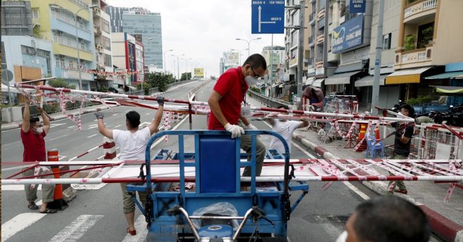 Hơn 300 rào chắn kiểm soát tại TP.HCM được gỡ bỏ, bà con mừng: “Tui thấy vui như Tết về”