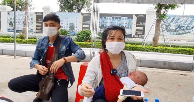 Chồng đỡ đẻ cho vợ, chạy xe máy chở vợ con vượt hơn 1.500 km về quê