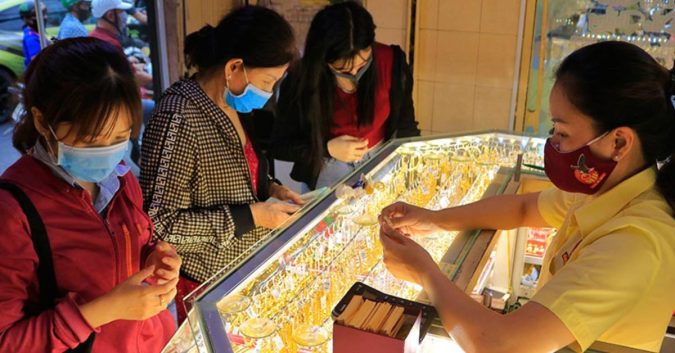 Dự báo giá vàng giảm xuống 41,3 triệu đồng/lượng, CĐM: “Thời sắp tới, gom tiền mua thôi”