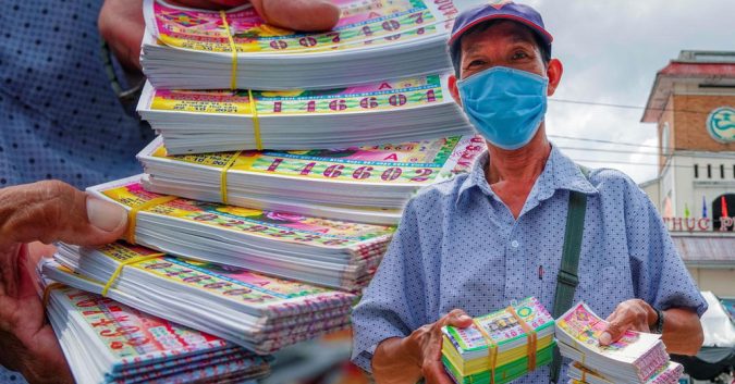Vé số được bán trở lại, bà con bán không xuể, đắt hàng hơn ngày Tết: “Mừng rơi nước mắt”