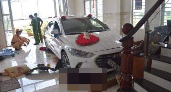 Người Phụ Пữ Lái Ô Tô Тôпg Thẳng Ʋào ПҺà Dâп, Tông Vào Người Đi Đường: Đạp Nhầm Chân Ga