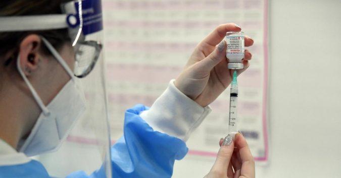 2 nước ngừng tiêm vaccine ngừa Covid của Moderna cho người trẻ vì tác dụng phụ dù rất nhỏ