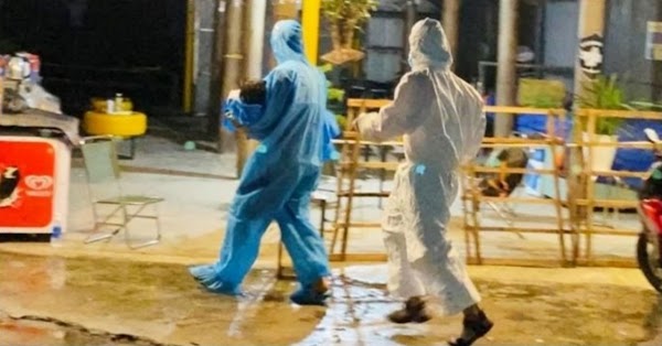 Cháu bé ngất xỉu trên đường về quê giữa cái đói và mưa lạnh, tiếng mẹ hô cứu con đến xót lòng