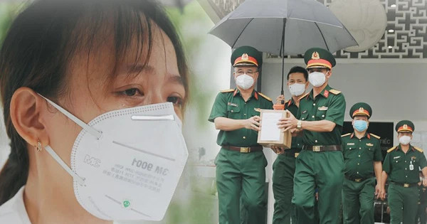 Trời lất phất mưa trong buổi tiễn đưa hương linh của bà con mất vì ᴄᴏᴠɪᴅ-𝟷𝟿 về miền Trung, con gái òa khóc nhận tro cốt của mẹ