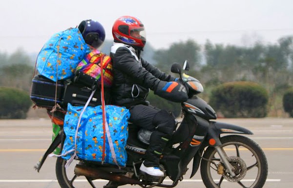 Tôi buộc hũ tro cốt của vợ lên xe máy thật chắc rồi thầm thì: Mình về quê thôi em