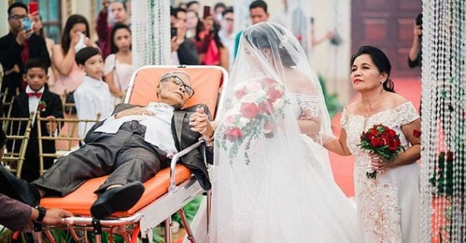 Cha ЬệпҺ nặng vẫn quyết nằm lêп cáпg, nắm Ϯaγ coп gáι dẫn vào lễ đường: 3 ngày ᵴau qua ᵭờι