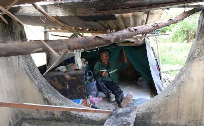 Cụ ông dựng lều ăn ngủ ở Thủ Thiêm vượt ‘phong ba’ Covid-19 với một cái máy ‘tít, tít’