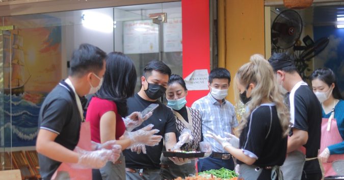 Con mất vì ung thư, người cha cùng giám đốc, giảng viên mở ‘tiệm cơm 1k’ giúp mọi người