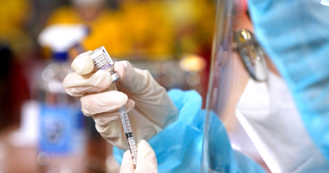 Năm 2022 tiếp tục tiêm miễn phí vắc xin Covid-19 cho người dân