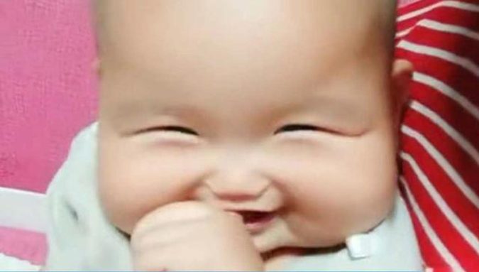 Em bé được khen giống Phật Di Lặc khiến mẹ vừa mừng vừa lo