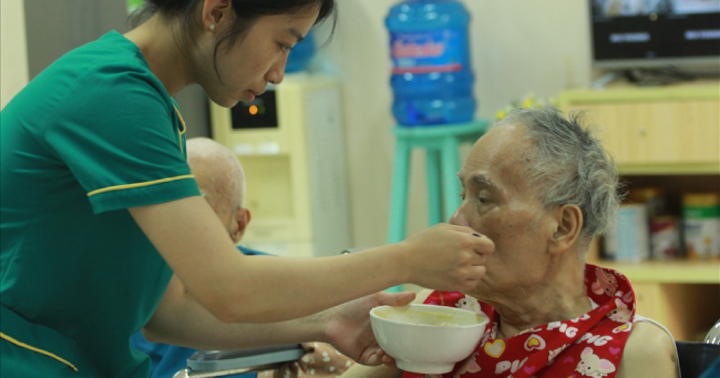 Cha mất để lại hết tài sản cho người giúp việc kèm lời nhắn: “Lòng hiếu thảo của con không đáng 1 xu”