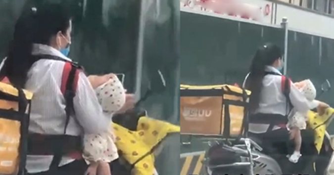 Mẹ đi giao hàng, tay phải ôm con đang ngủ, tay gồng để lái xe, xót con 2 tháng đã phải rong ruổi