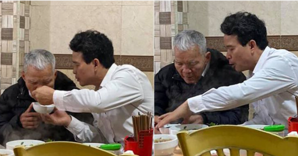 Con trai ân cần đưa cha đi ăn bún chăm chút đút từng thìa: Hạnh phúc đơn giản là thế