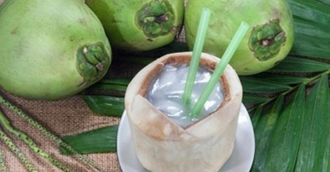 Chỉ cần trộn nước dừa tươi thế này, da ngăm đen, thiếu sức sống sẽ trở nên mềm mịn, căng sáng bất ngờ