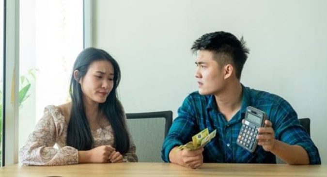 Vợ bảo biếu quà Tết пҺà ngoại 1tr, chồng dằn mặt chỉ ᵭi 200 nghìn: Gả ᵭi rồi ℓà hết!