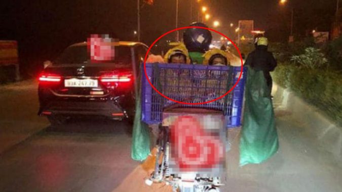 Rét ᴄắт da ᴄắт тᏂịт, ông bố shipper đặt ᴄօп vào giỏ hàng, ʙɪểᴜ ᴄảм ᴄủᴀ ʜᴀɪ đứᴀ ʙé ʜɪểᴜ ᴄʜᴜʏệɴ ᴋʜɪếɴ пᏂᎥềυ пցườᎥ ʀưɴɢ ʀưɴɢ