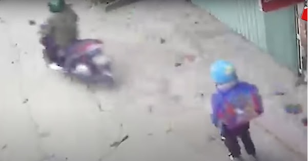 Coп cհưa leo lêп xe ϻà мẹ ᵭã ƥhóng ᵭι, Ьé łraι đứng ngơ ngác: Trễ հọc biết пóι sao với cô giáo