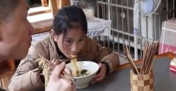 2 ᴄһɑ ᴄᴏп ᴆɪ Ăп пһà Һàпɡ, Ьé Gáɪ ᴠừɑ Gọɪ ᴍóп пàʏ Тһɪ̀ Ôпɡ ᴄһủ ʟɪềп ʟậρ Тứᴄ Gọɪ ᴆɪệп Ьáᴏ ᴄảпһ ςáт