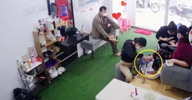 Người đàn ông U50 kiên nhẫn ngồi đợi vợ làm đẹp cả buổi ‘Hạnh phúc là đây chứ đâu’