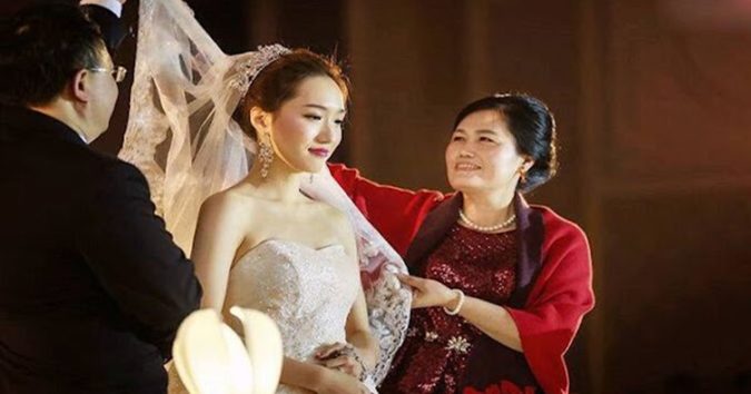 Mẹ chồng bĩu môi chê thông gia trao vàng bé như sợi chỉ nhưng tái mặt khi nhìn cái túi bên cạnh