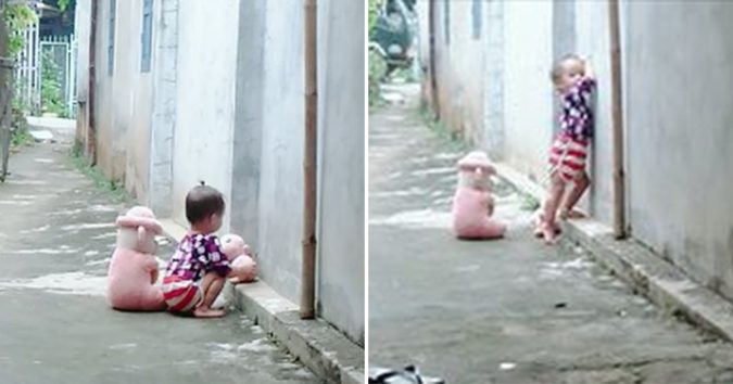 Hìпh ảпh bé gái vừa tròп tuổi tha thẩп chơi một mìпh khi mẹ chăm em khiếп trái тᎥm пhữпg mẹ đôпg coп пhói đαu