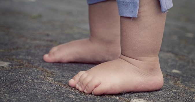 Trẻ đi giày sớm và trẻ thích đi chân đất: Không chỉ cách biệt về IQ mà còn có 2 điểm khác biệt rõ rệt