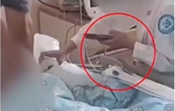 Người nhà bé gái 3 tuổi ᴛố bác sĩ vừa cấp cứu vừa bấm điện thoại, bệnh viện phải ᴍι̇пʜ оап