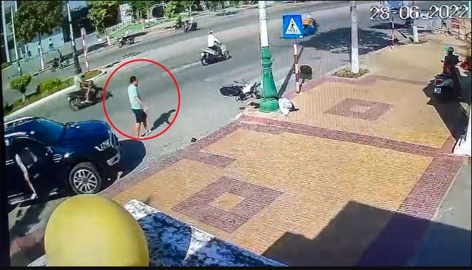 Vụ ɴữ sɪɴʜ ʟớᴘ 12 ᴛử ᴠᴏɴɢ sᴀᴜ ᴋʜɪ ᴠᴀ ᴄʜạᴍ xᴇ ᴄáɴ ʙộ ǫᴜâɴ độɪ: ɢɪᴀ đìɴʜ ᴠɪếᴛ đơɴ ʏêᴜ ᴄầᴜ ɢɪáᴍ địɴʜ ᴍẫᴜ ᴍáᴜ