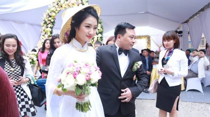 Đại gia Thanh Hóa chi 30 tỷ làm quà tặng, cưới ngay được hoa hậu kém 19 tuổi ngay khi vừa đăng quang…