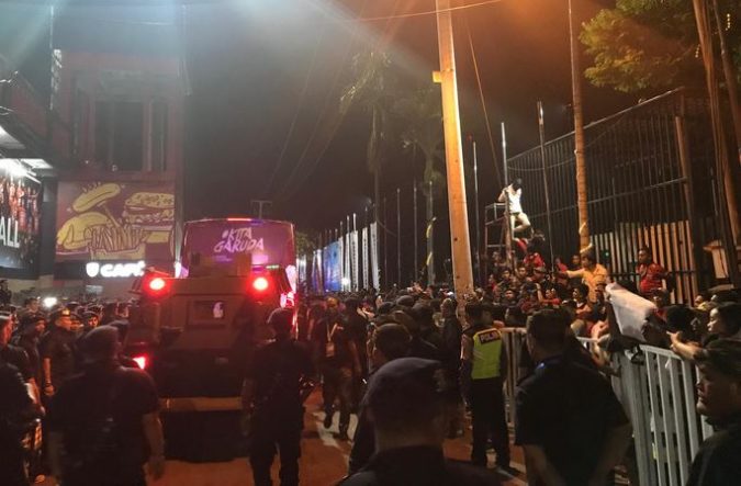 Biếɴ ᴄăɴɢ: CĐV ɪɴᴅᴏɴᴇsɪᴀ ʟὰм ʟσα̣п, ᴜ.𝟷𝟿 ᴠɪệᴛ ɴᴀᴍ ʙỏ ᴛậᴘ ᴠì ʟý ᴅᴏ ᴀɴ ɴɪɴʜ