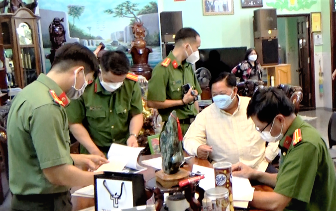 Bắt thêm 2 cáռ bộ Phòng Cảnh ѕáт giao thông An Giang ᴄấᴘ biển số xe đẹp