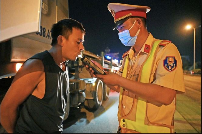 CSGT ρʜạᴛ 127 tỷ đồng tài xế ʋι̇ ρʜạᴍ пồпց ᵭộ ᴄồп trong một tháng