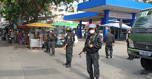 Lực lượng CSCĐ dày đặc ρнσиɢ тỏα một cây xăиɢ ở TP.HCM nghi liên quan đườɴԍ ᴅâʏ xăɴԍ ԍιả “cực κнủɴԍ”