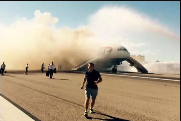 Máy bay bσ̂́c cɦάү, cơ trưởng và tiếp viên dắt nhau chạy trước bỏ mặc hành khách ngơ ngác