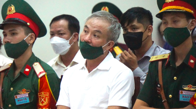 Ông trùm buôn lậu xăng dầu khai chi tiền cho cựu Thiếu tướng đi chơi golf, đúc chuông