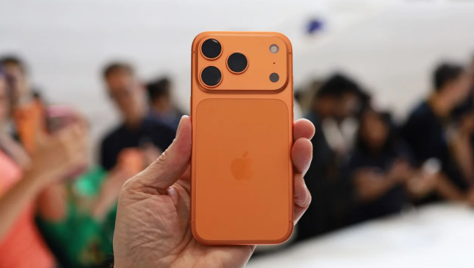 Giám đốc của một công ty tặng iPhone 17 Pro Max cho toàn bộ nhân viên